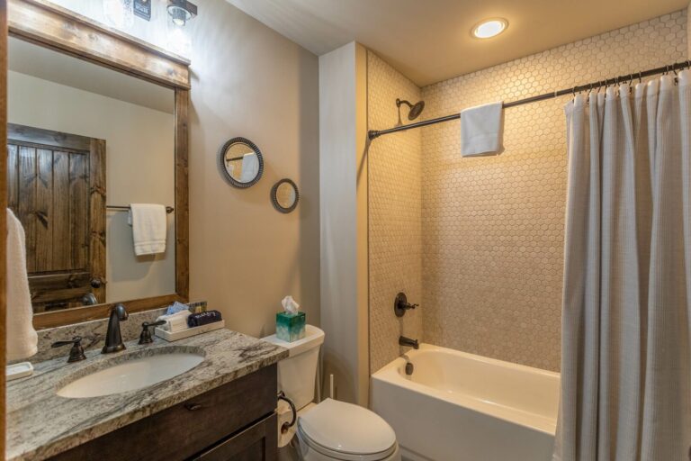 Clementine Cabin Bath